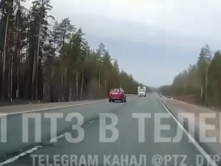 Водитель уснул за рулем и едва не влетел в грузовик на трассе в Карелии
