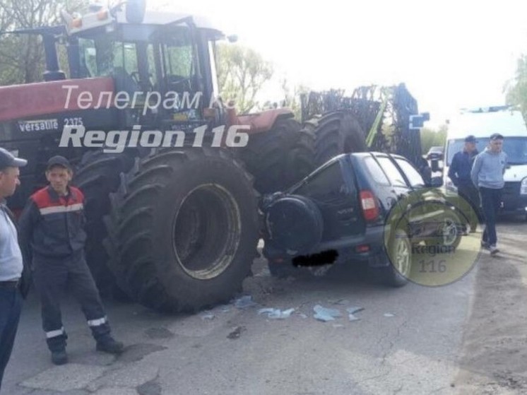 В Татарстане трактор со сдвоенными колесами раздавил легковушку