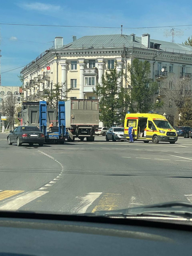 В Твери на площади Гагарина столкнулись легковушка и грузовик