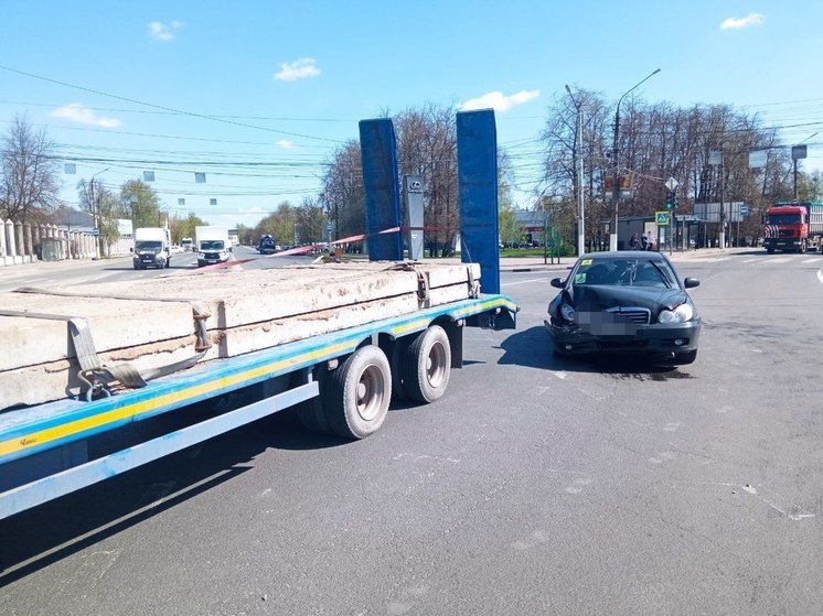 Появились подробности ДТП с участием легковушки и самосвала на площади Гагарина в Твери