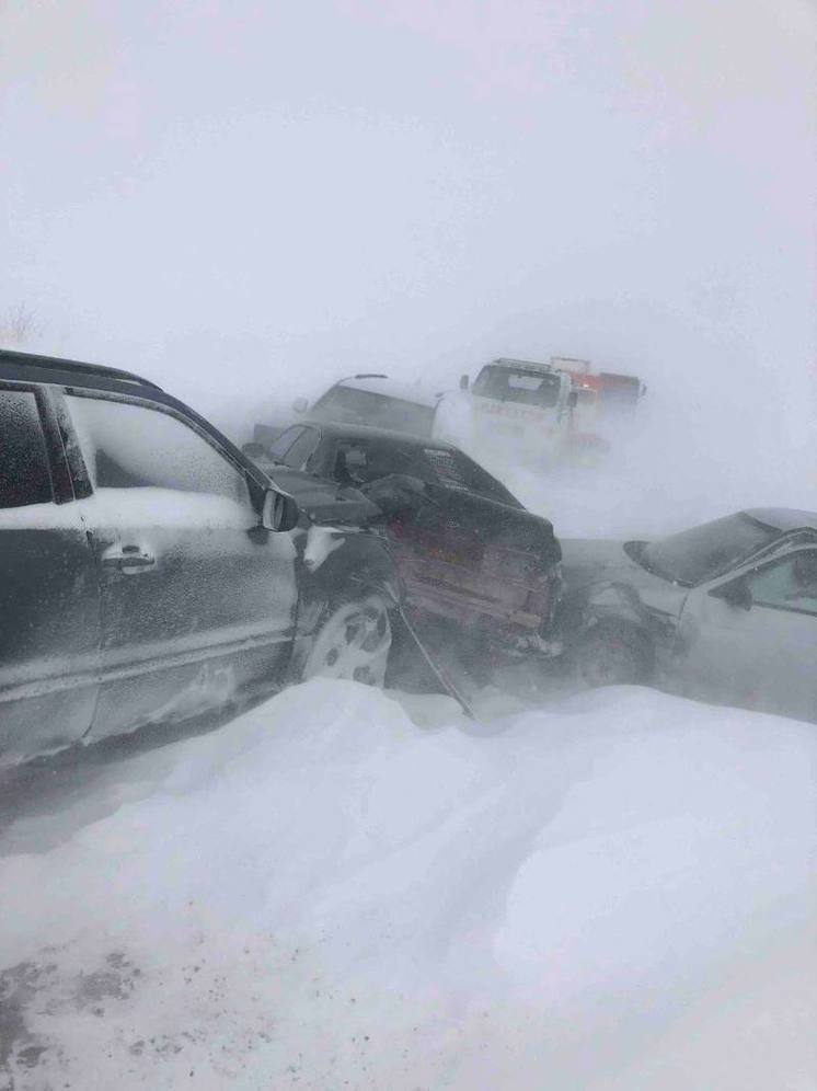 Почти 40 авто попали в снежный плен на трассе Пангоды — Новый Уренгой