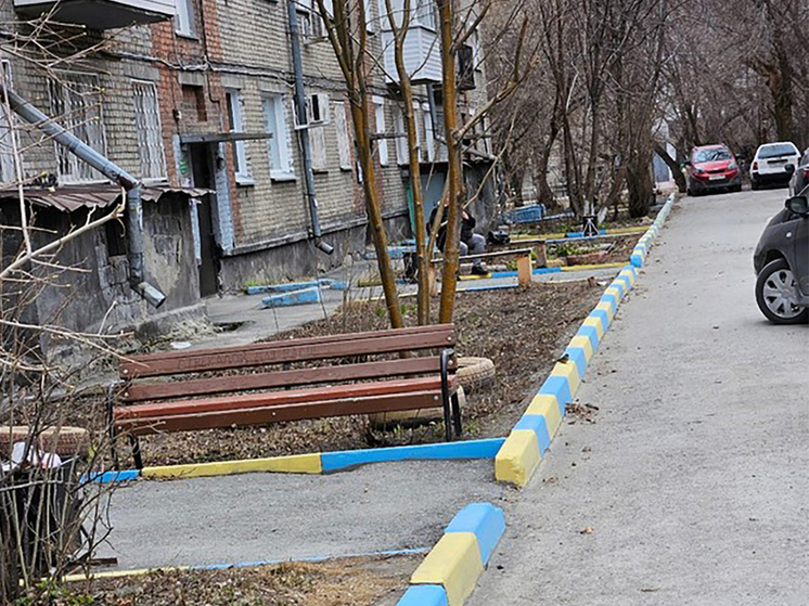 В Новосибирске пообещали перекрасить желто-синие бордюры
