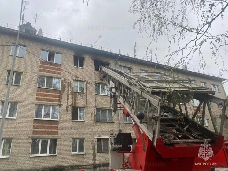 Екатеринбургские пожарные спасли из задымленного дома 12 человек