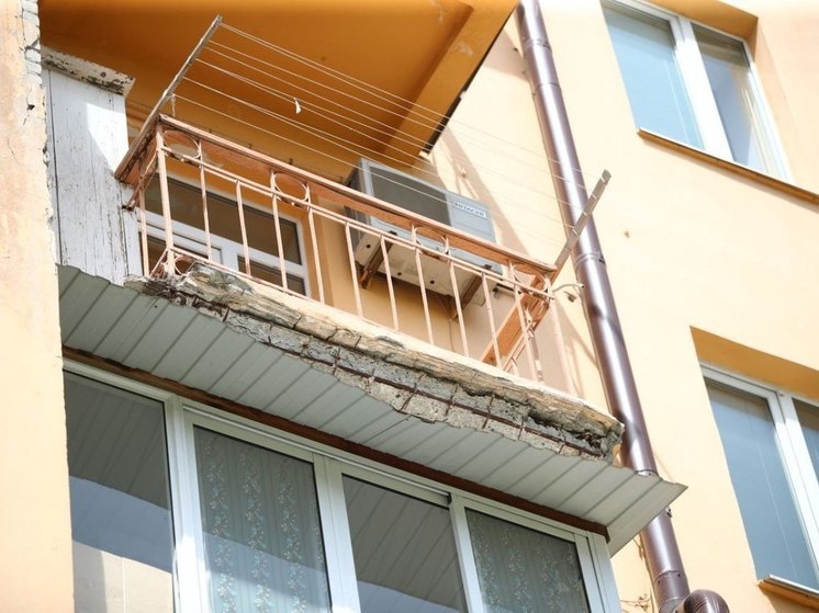 Фотограф показал рассыпающийся балкон исторического дома в центре Волгограда