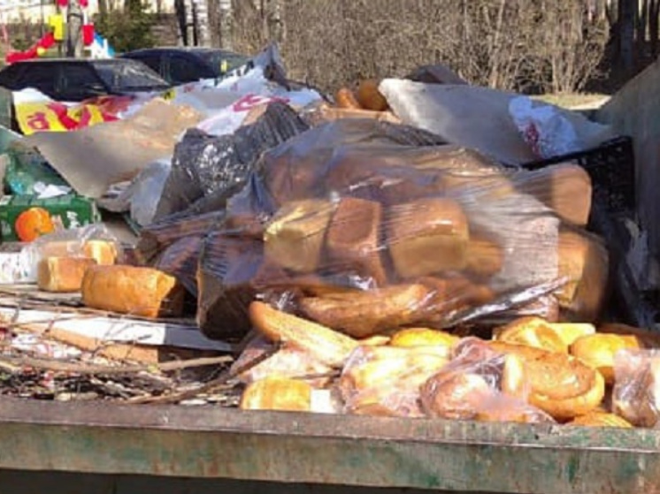Гору хлеба выкинули на помойку в Кондопоге