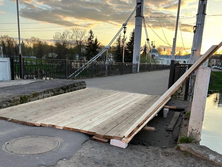 Проломившийся под тяжестью грузовика пешеходный мост в Тверской области залатали досками