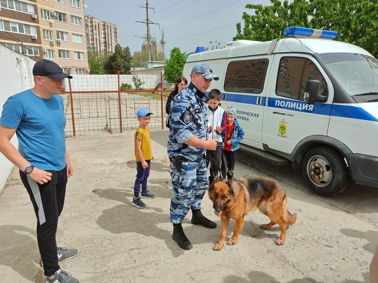 В Анапе кинологи провели экскурсию для детей и их родителей