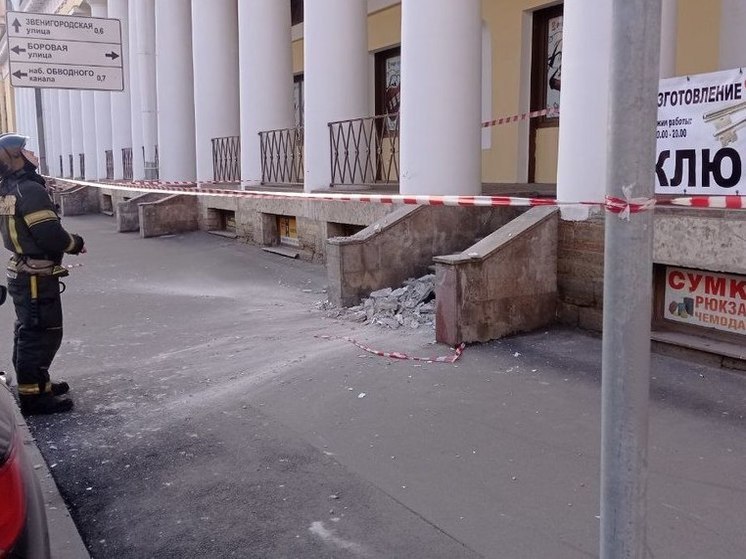 Кусок лепнины упал на прохожую на Гороховой улице