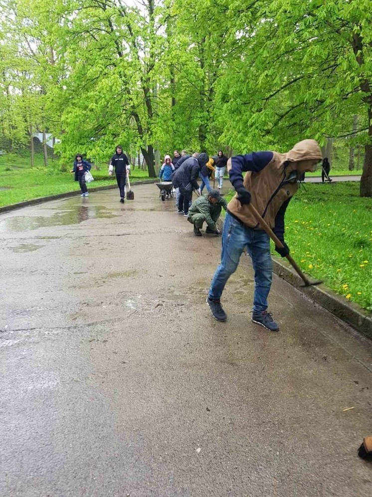 Парки к открытию сезона готовили многодетные мамы и папы