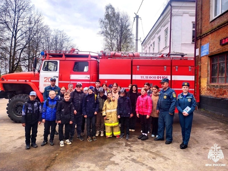 В Смоленских пожарно-спасательных частях провели День открытых дверей