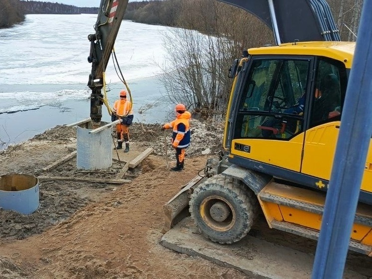 В Каргопольском округе продолжается ремонт моста через реку Кинема