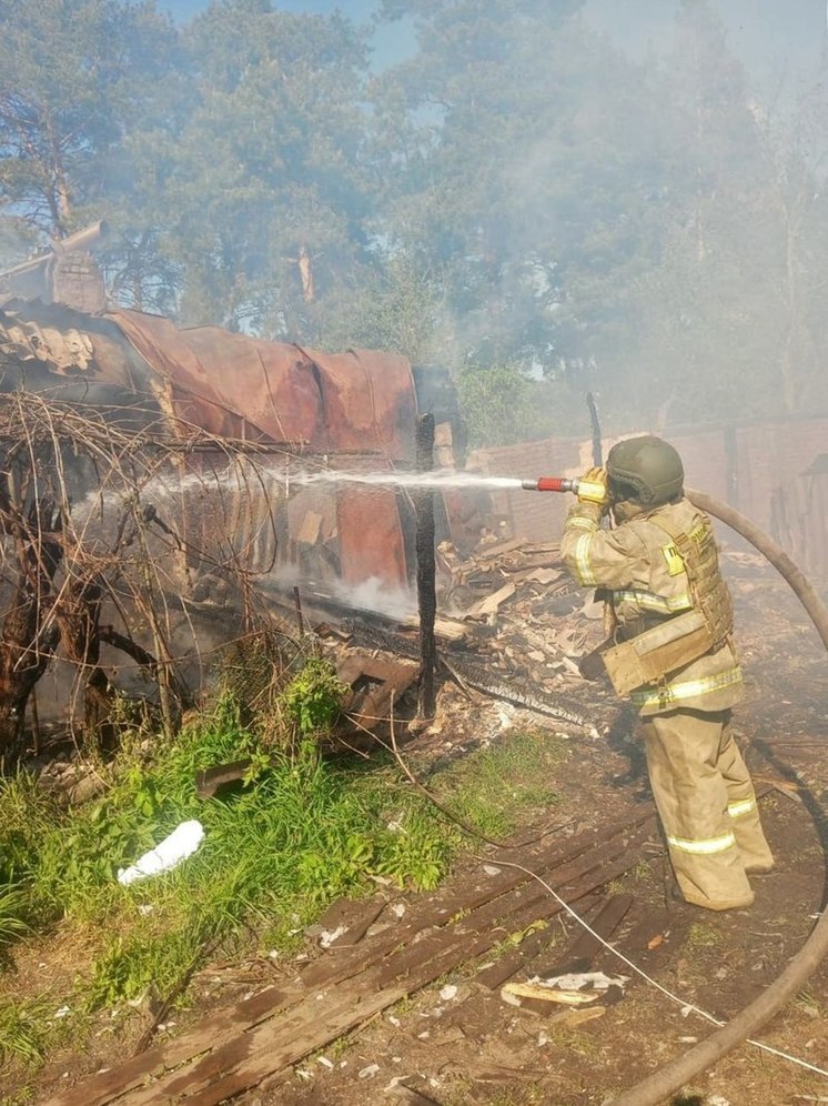 В Курской области во время обстрела 29 апреля загорелся дом