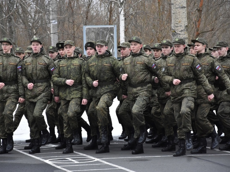 Курсанты военного учебного центра САФУ готовятся к параду Победы