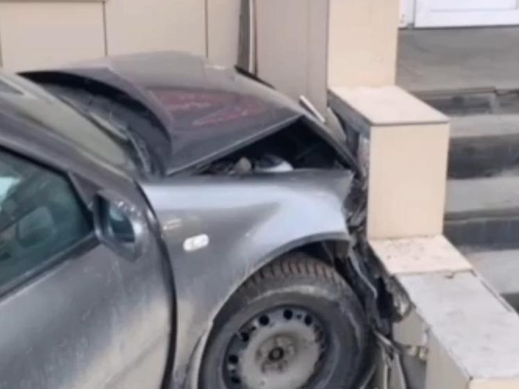 Автомобиль в Петрозаводске попал в мертвую зону грузовика, а потом в ДТП