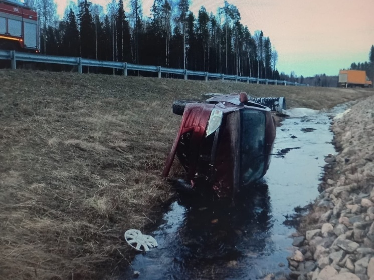 Автомобиль упал с трассы в Карелии в канаву с водой, есть пострадавшие