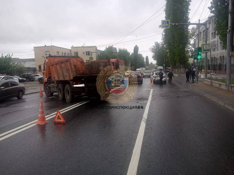 В Саратове на Соколовой в ДТП с КамАЗом пострадала женщина