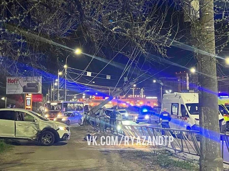 На Московском шоссе в Рязани внедорожник врезался в столб после ДТП