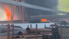 В Подмосковье огонь охватил склад с пластиком: видео