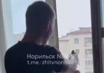 Полицейские задержали молодых людей, которые устроили стрельбу из окна дома на Ленинском проспекте в Норильске