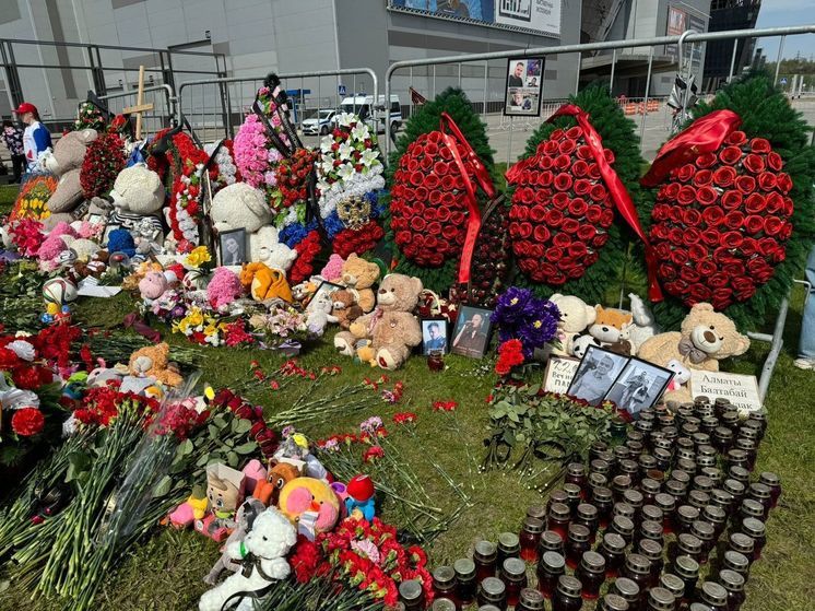 На 40-й день после теракта около «Крокуса» снова появился стихийный мемориал