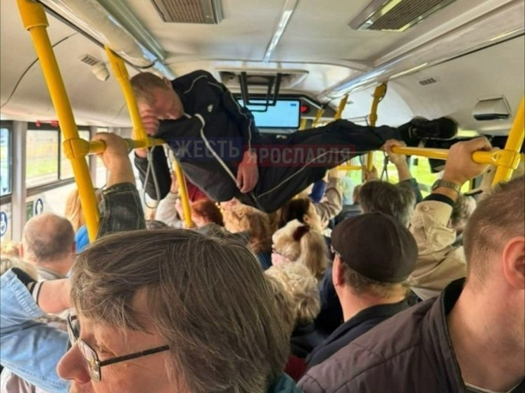 Пассажир ярославского автобуса показал мастер-класс по акробатике