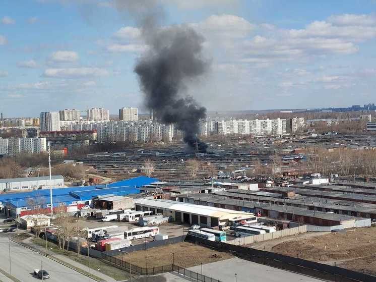 В Калининском районе Новосибирска горят гаражи