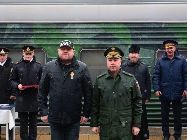 На перроне жд-вокзала Архангельска вручили награды активистам за поддержку российских военных