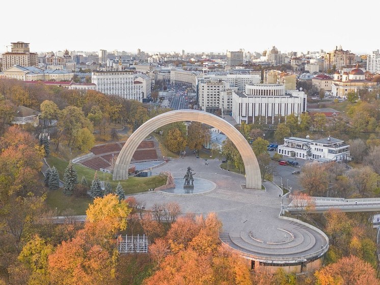 В Киеве под Аркой дружбы народов начали демонтировать монумент в честь Переяславской рады