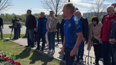 Звезды российского футбола разных лет возложили цветы к мемориалу у "Крокуса": видео