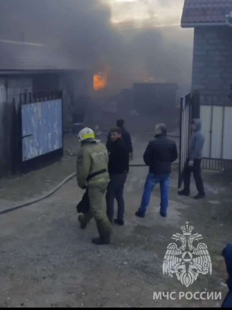 В Иркутске пожарные борются с огнем сразу в нескольких районах