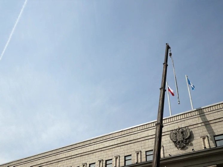 На здании правительства Иркутской области установили копию Знамени Победы