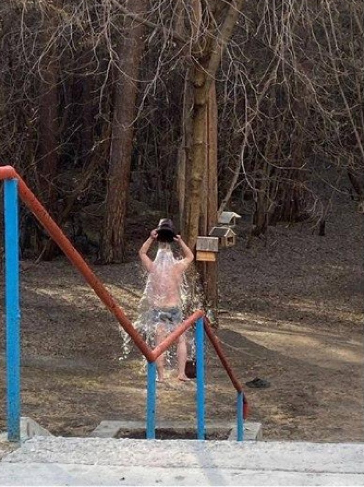 На детской площадке в Новосибирске мужчина закалялся водой