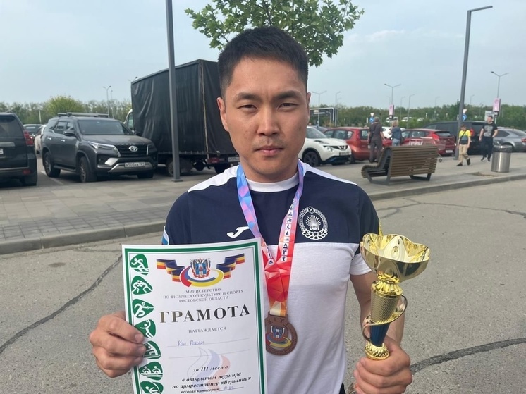 Спортсмен из Калмыкии завоевал бронзу на турнире по армрестлингу