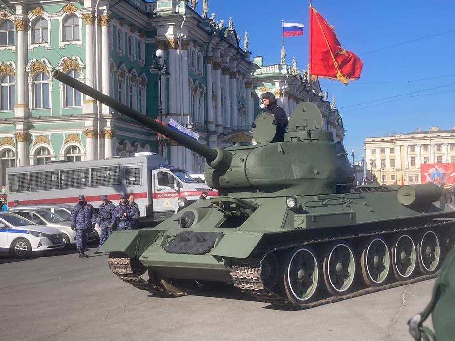Военная техника прошла по Дворцовой: в Петербурге отрепетировали Парад Победы