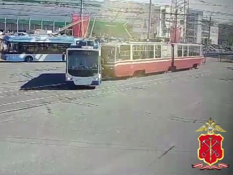 В Петербурге при столкновении трамвая и троллейбуса травмировался ребенок