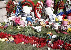 Ветераны футбола почтили память жертв Крокус Сити Холла: фото возложения цветов к месту трагедии 
