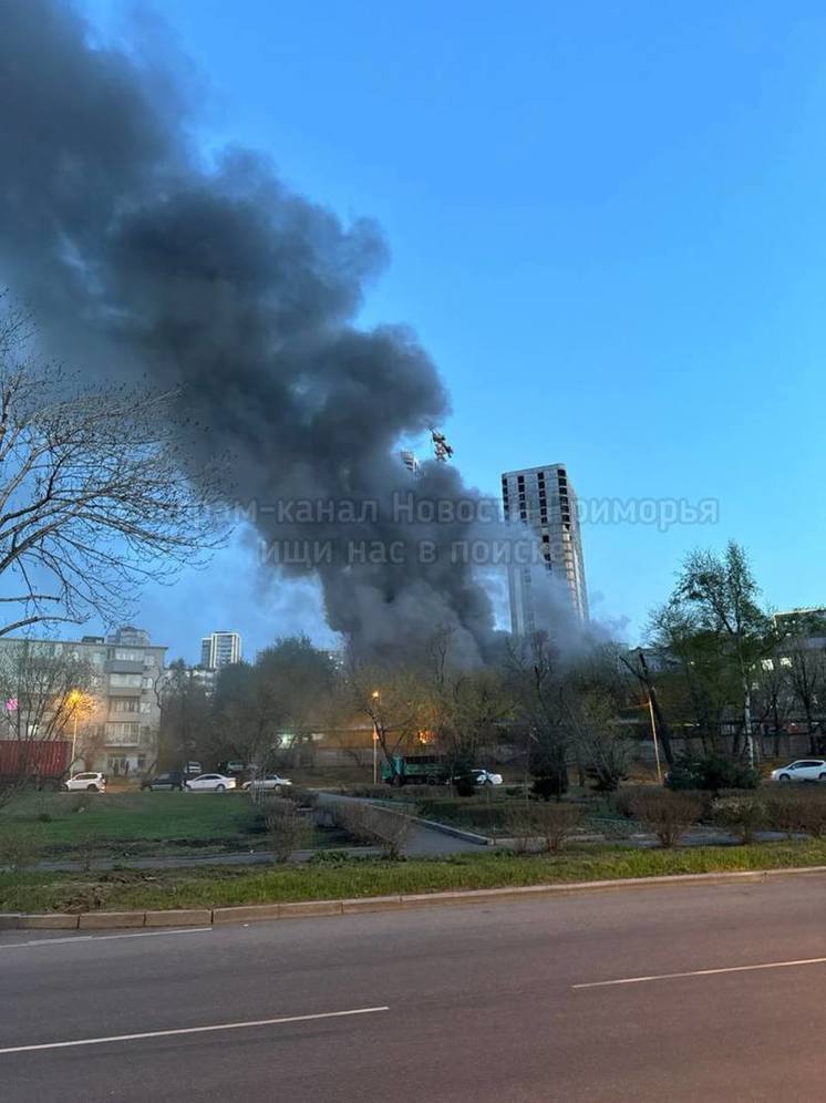 Двухэтажное заброшенное здание горело во Владивостоке