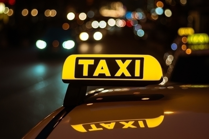Таксист спас от смерти мужчину на остановке в Петрозаводске