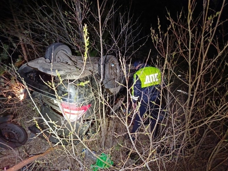 На Серовском тракте Mercedes вылетел с трассы и перевернулся, есть пострадавшие