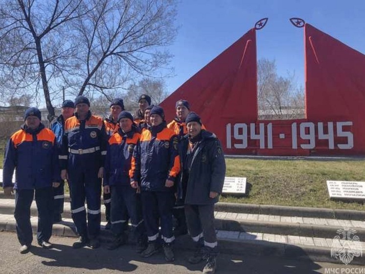 В Абакане спасатели МЧС привели в порядок мемориал воинам Великой Отечественной войны