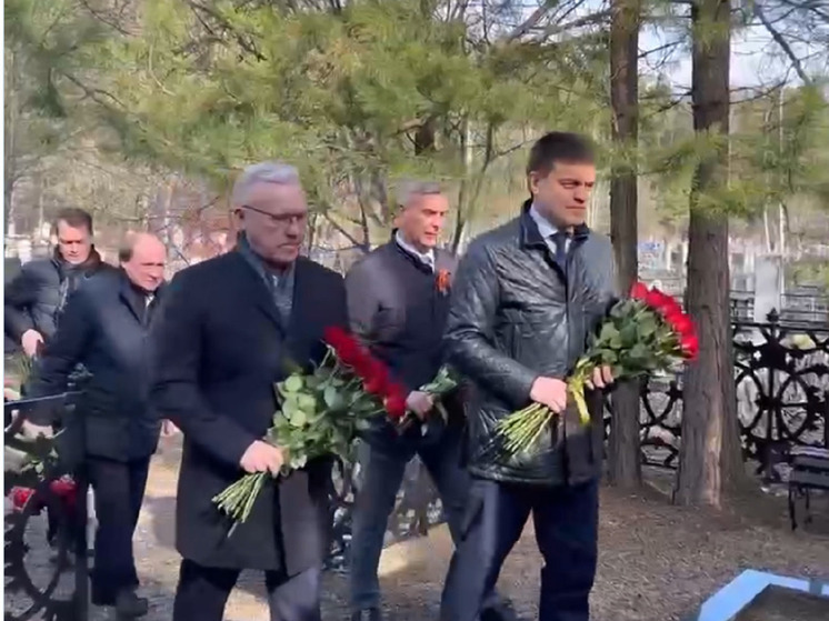 Губернатор Красноярского края Котюков возложил цветы на могилу Астафьева