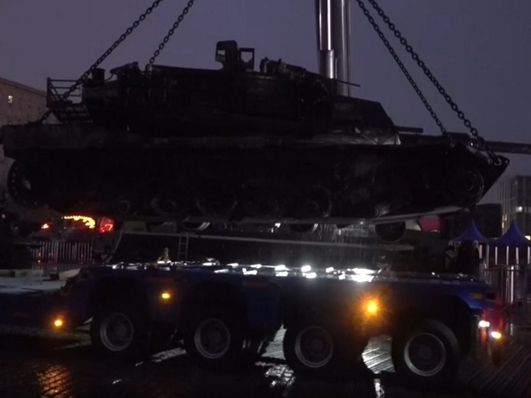 Минобороны: на выставку трофейной техники доставили танк M1 Abrams и штурмовую инженерную машину M1150