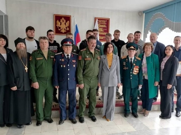 Орловский священник благословил призывников на службу в армии