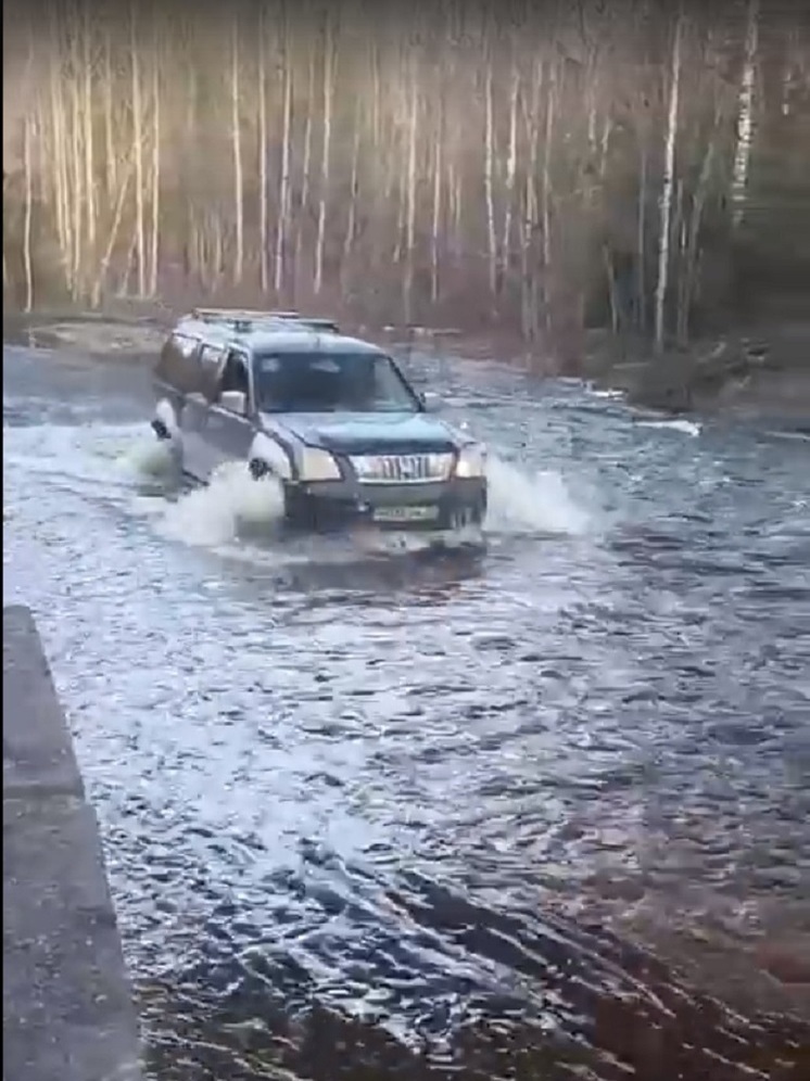 Река вновь затопила проезд под ж/д-мостом в Орзеге в Прионежском районе