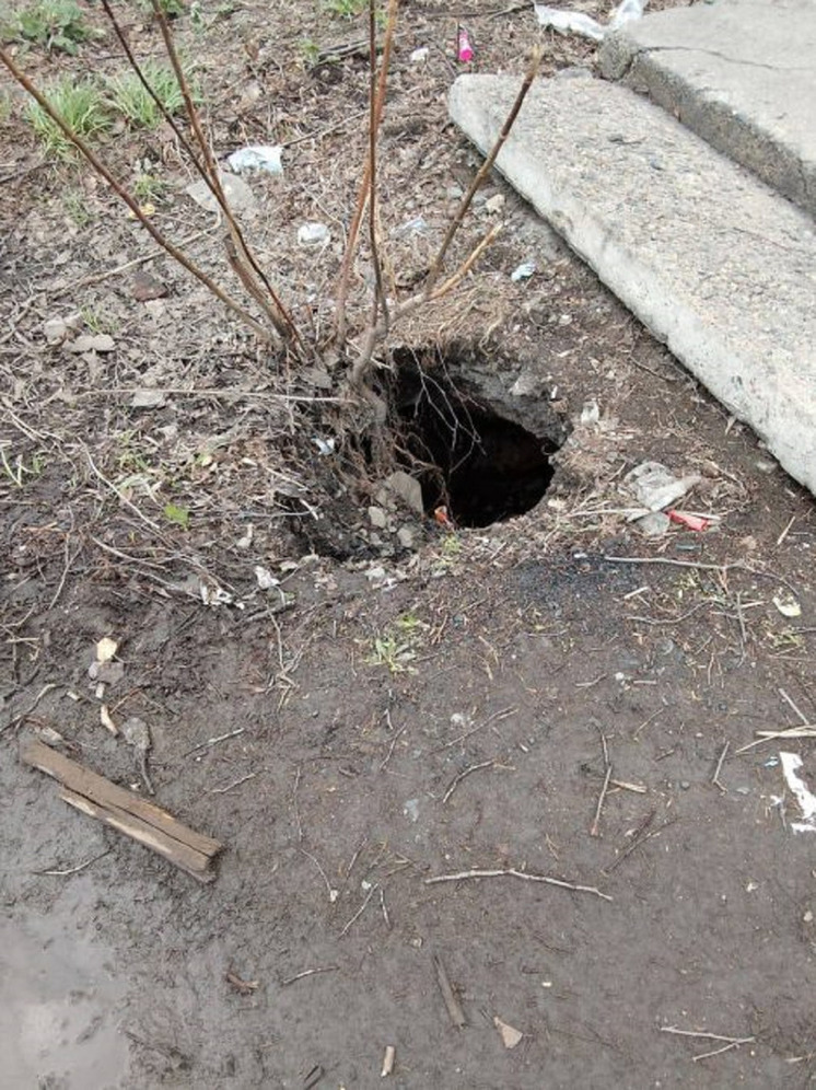 В Сибири большая яма угрожает жизни воспитанников детского сада