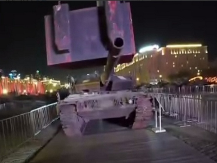 На выставке в Москве показательно согнули пушку немецкому танку Leopard