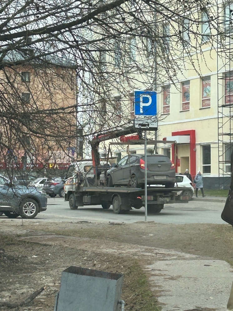 Эвакуатор увез машины, припаркованные у одного из ТЦ Петрозаводска