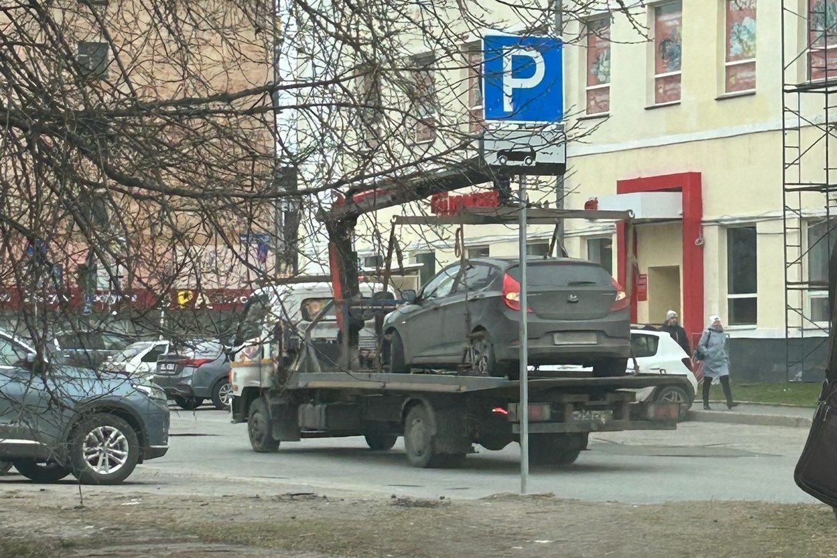 Эвакуатор увез машины, припаркованные у одного из ТЦ Петрозаводска