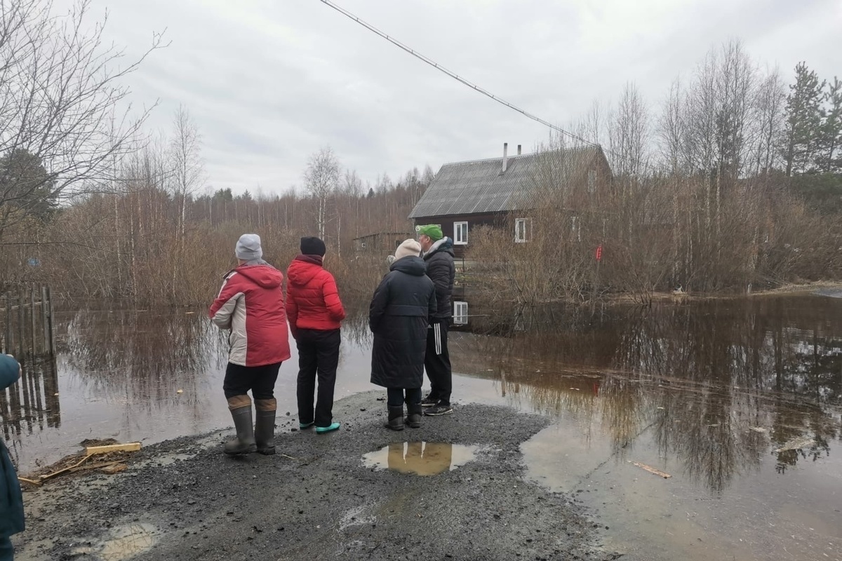 Спасатели выехали в подтопленный поселок в Пряжинском районе