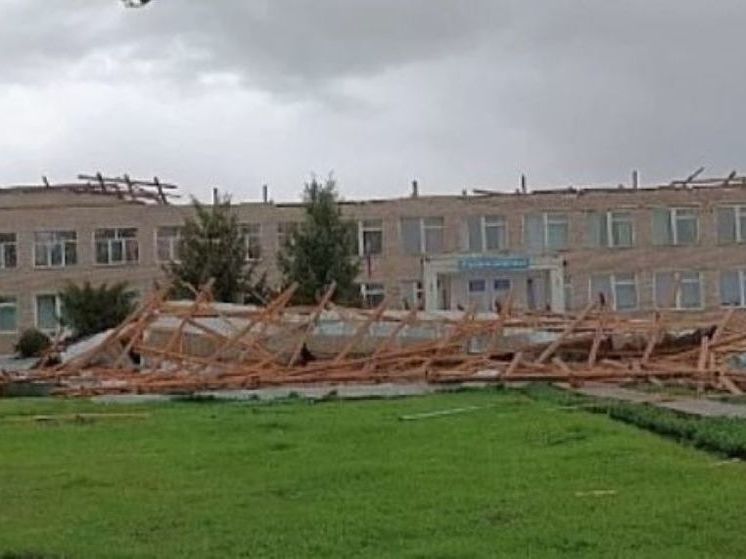 Порывом ветра в Башкирии снесло крышу здания школы